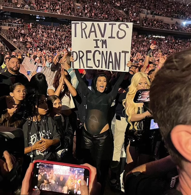 Bebek müjdesini pankartla duyurmuştu: Hamileliğinden milyon dolarlar kazanacak