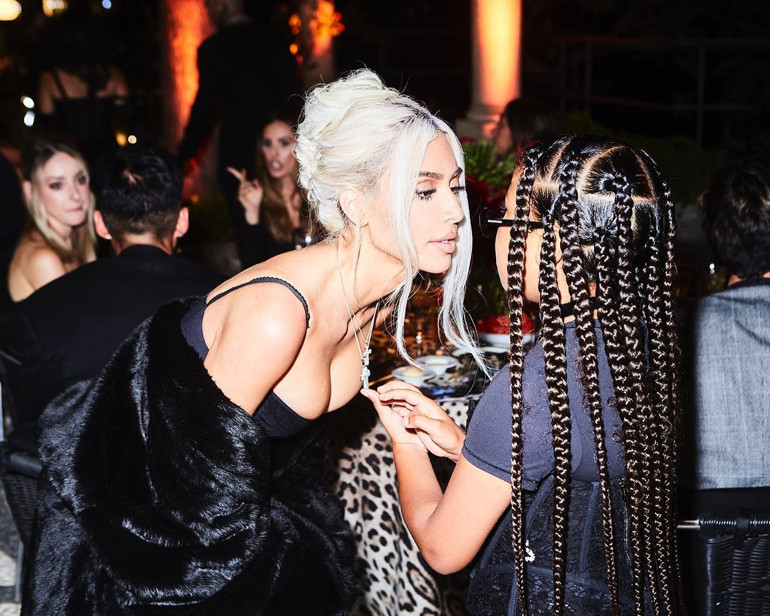 Bebek müjdesini pankartla duyurmuştu: Hamileliğinden milyon dolarlar kazanacak