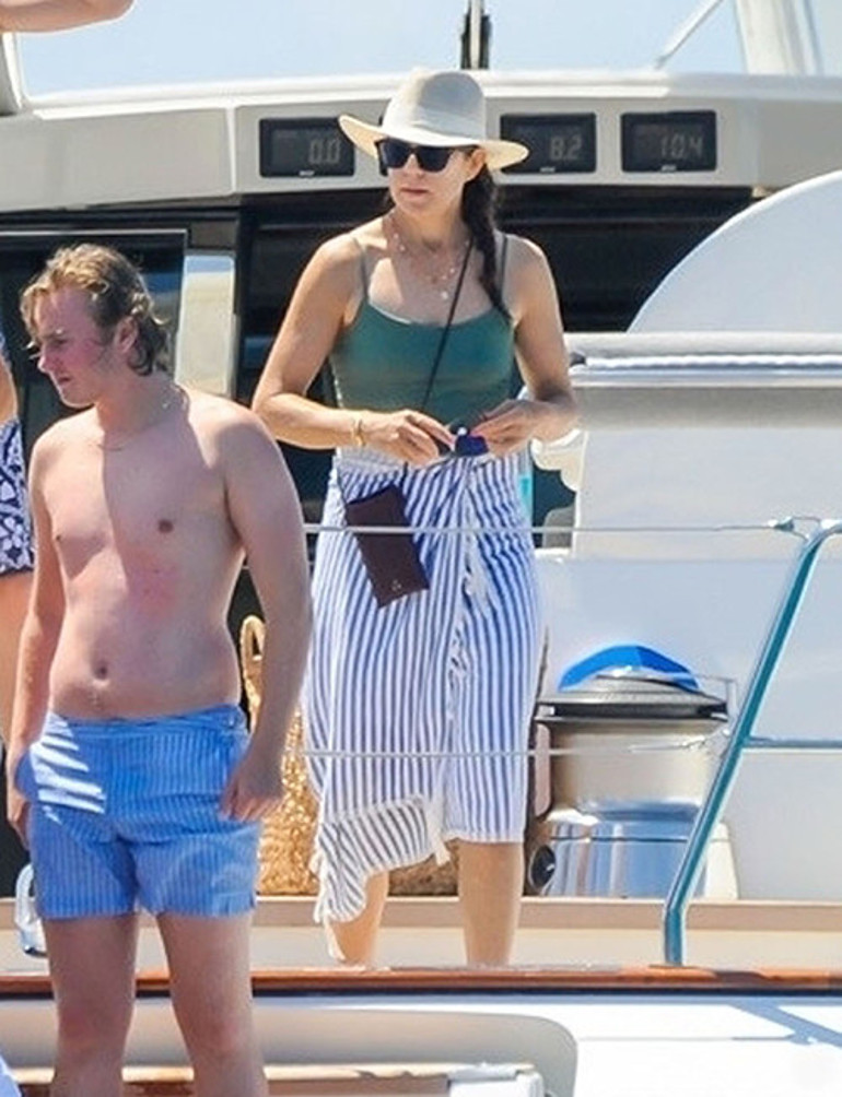 Bu ünlü tatilci diğerlerine benzemiyor: Fotoğrafçılara fazla mesai yaptırdı