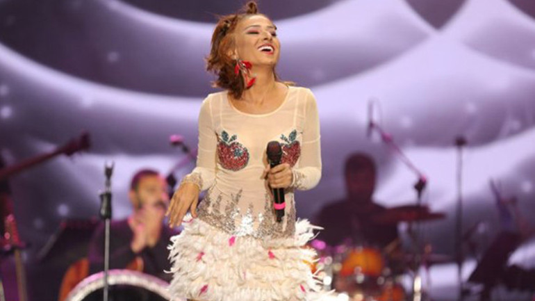 İsteyene caz, opera; isteyene eller havaya