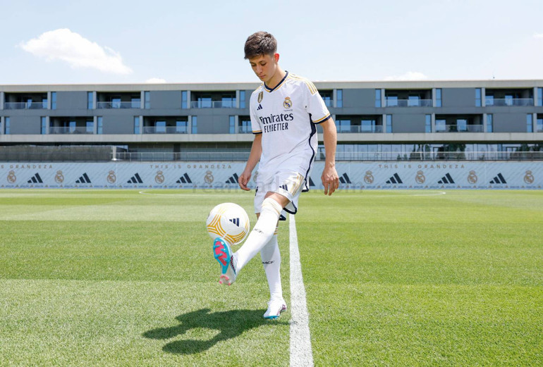 Son Dakika: Arda Güler Real Madrid formasını giydi