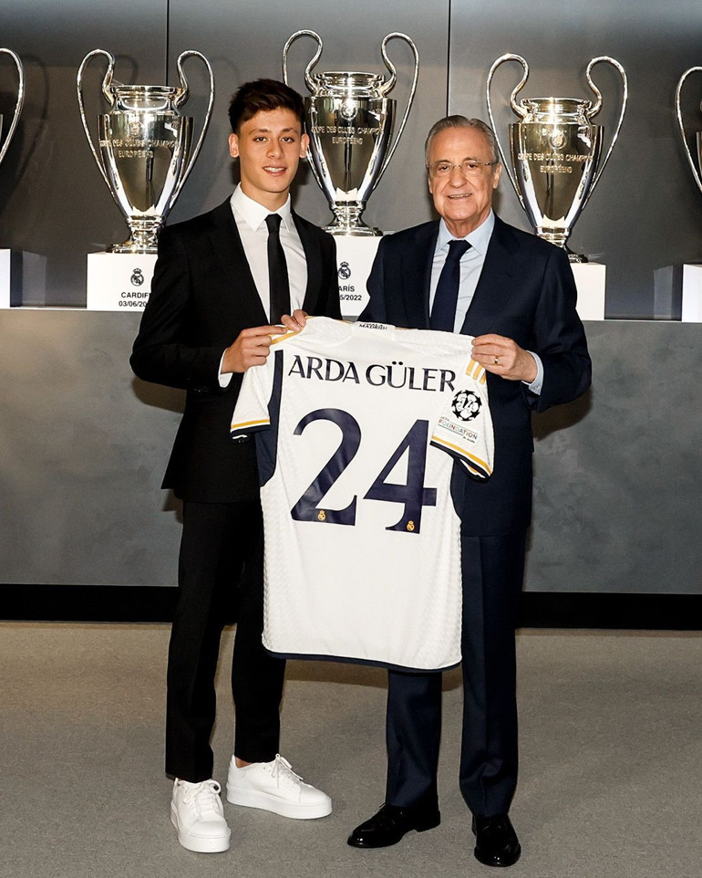 Fenerbahçeli futbolcular, Arda Gülerin imza törenini canlı izledi Yiğit Efe Demirin gözyaşları...