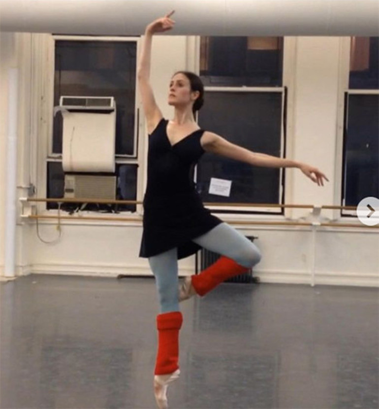 Nişan yüzüğünü taktı: Ama ufukta düğün görünmüyor