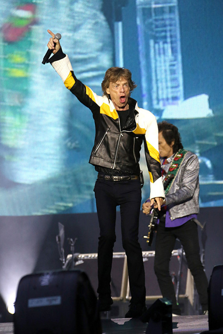 Nişan yüzüğünü taktı: Ama ufukta düğün görünmüyor