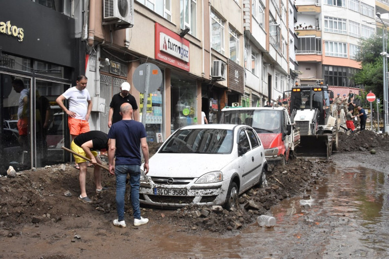 Karadeniz sel felaketi Dereler taştı, yollar göle döndü, evleri su bastı Trafik durma noktasına geldi