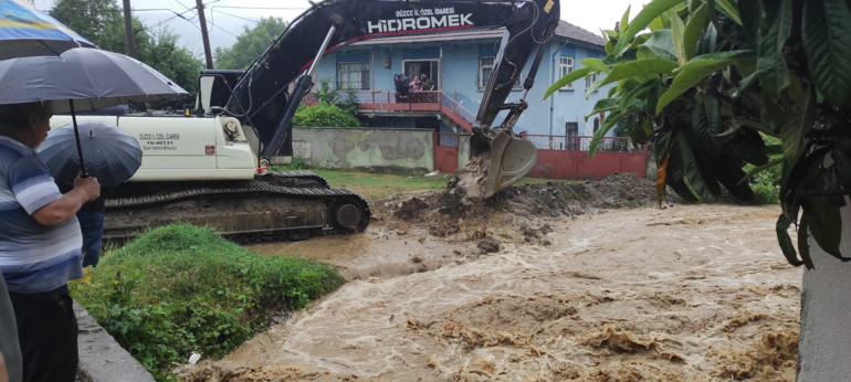 Karadeniz sel felaketi Dereler taştı, yollar göle döndü, evleri su bastı Trafik durma noktasına geldi