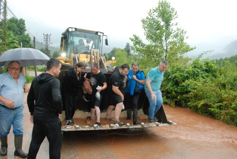Karadeniz sel felaketi Dereler taştı, yollar göle döndü, evleri su bastı Trafik durma noktasına geldi