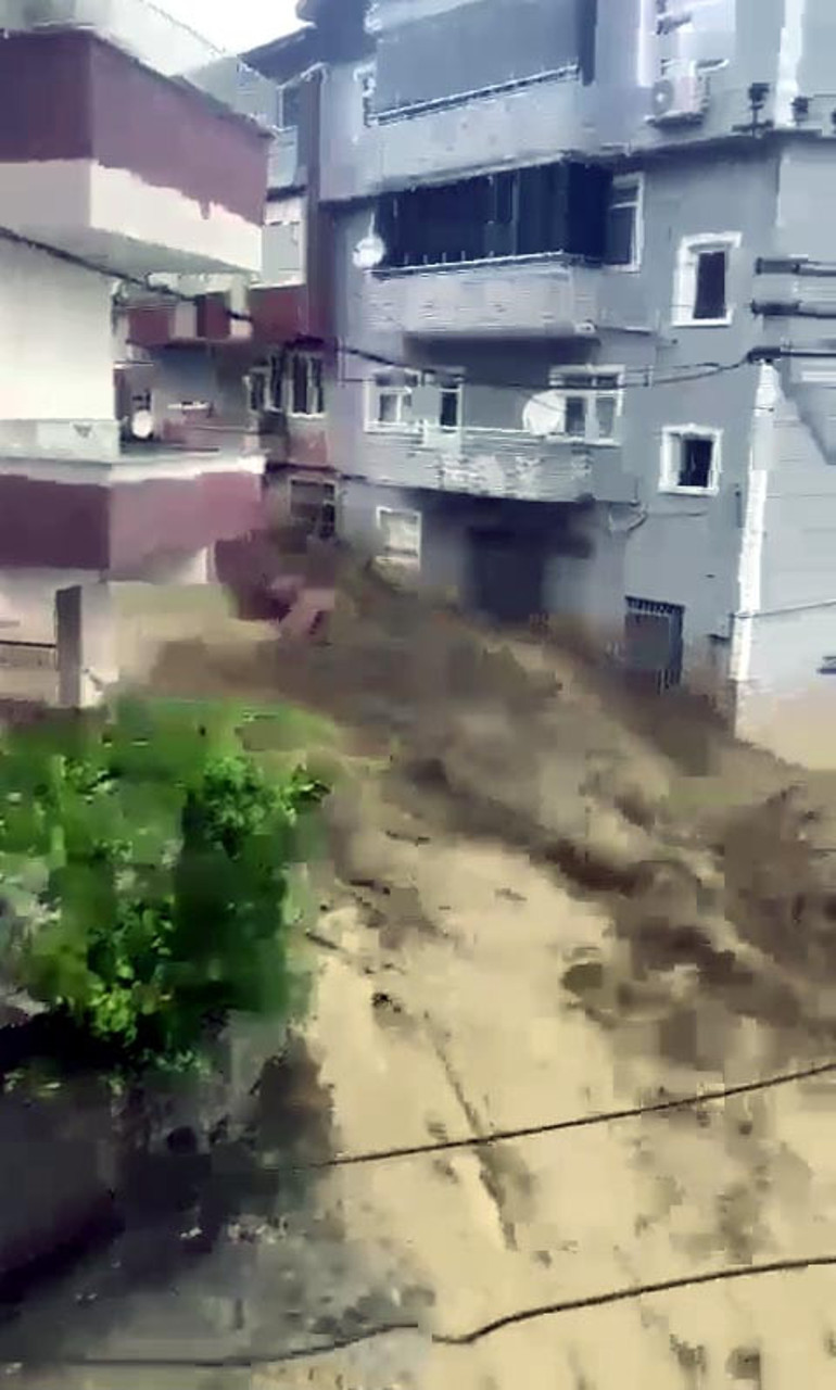 Karadeniz sel felaketi Dereler taştı, yollar göle döndü, evleri su bastı Trafik durma noktasına geldi