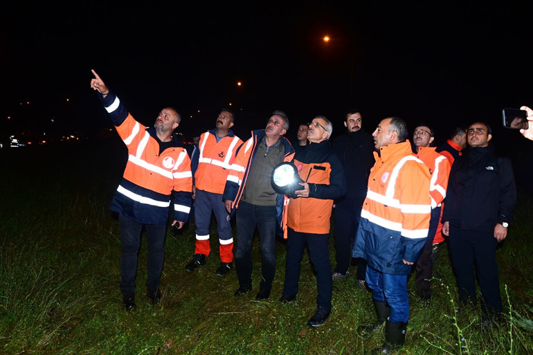 Karadenizi sel vurdu: Dereler taştı, yollar göle döndü... İçişleri Bakanı Yerlikayadan yeni uyarı