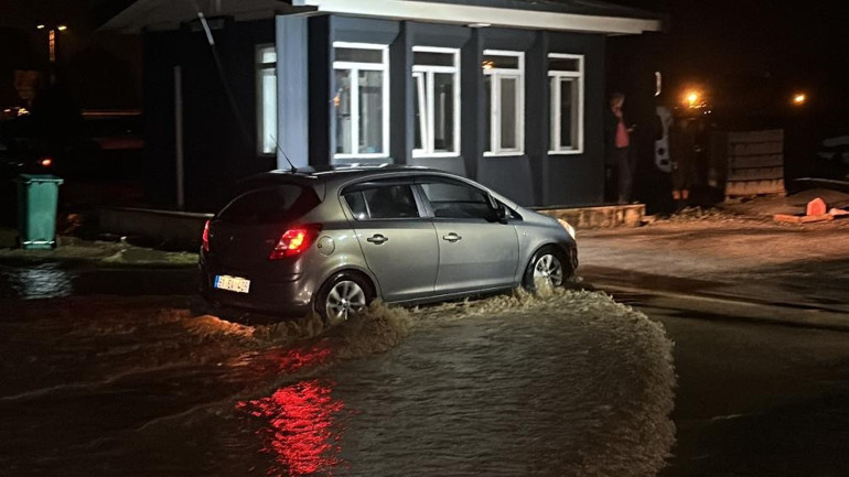 Karadenizi sel vurdu: Dereler taştı, yollar göle döndü... İçişleri Bakanı Yerlikayadan yeni uyarı