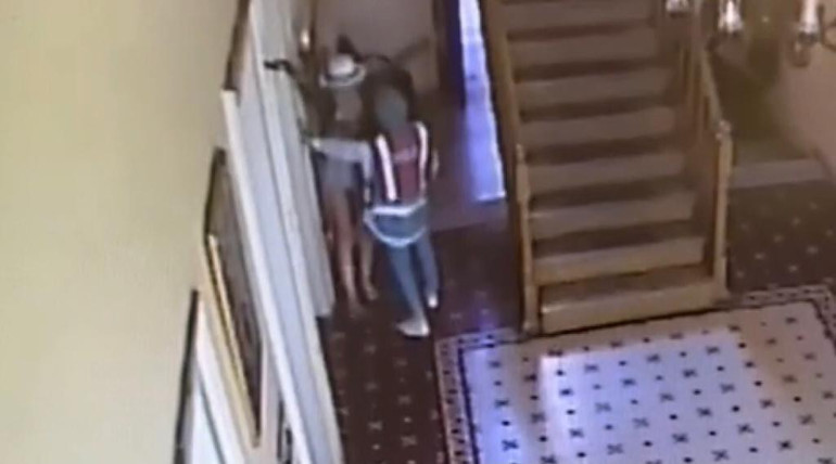 Beyoğlunda motosikletiyle kaçtı Gözaltına alınınca ortalığı birbirine kattı