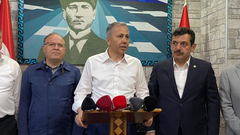Karadenizi sel vurdu: Dereler taştı, yollar göle döndü... İçişleri Bakanı Yerlikayadan yeni uyarı