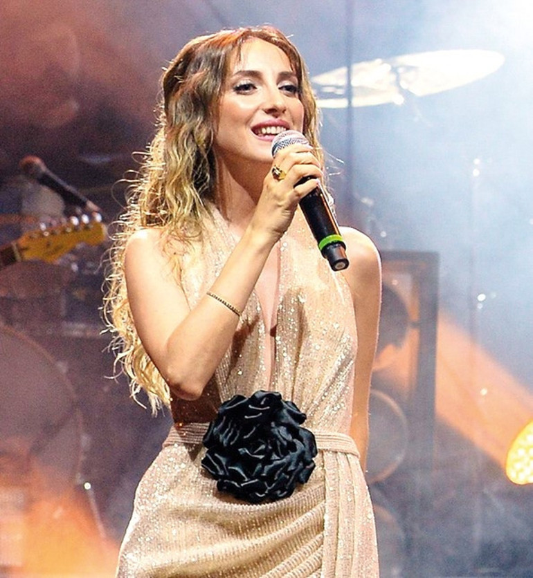 Buray, Özkan Uğura sahnede veda etti