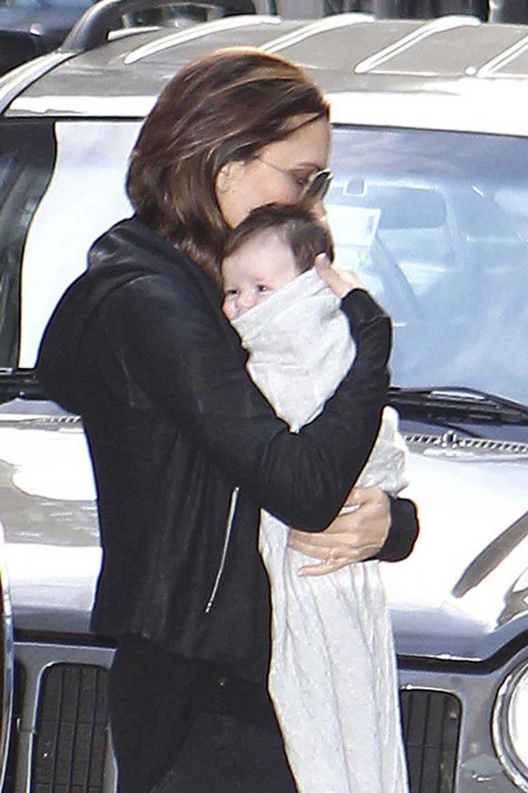 Eleştirilerden başı döndü: O daha çocuk... Gecelikle partiye mi götürdün