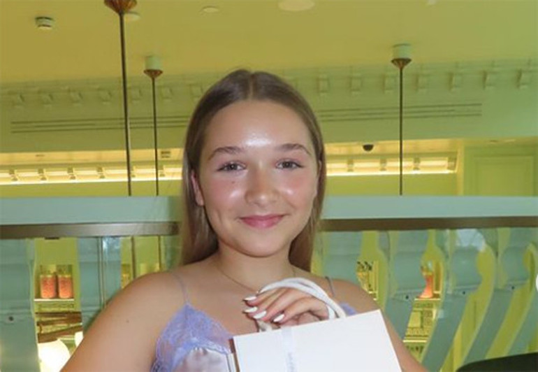 Eleştirilerden başı döndü: O daha çocuk... Gecelikle partiye mi götürdün