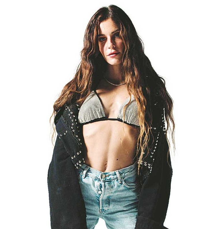 Gerçek sevgilisi yanında oturuyor