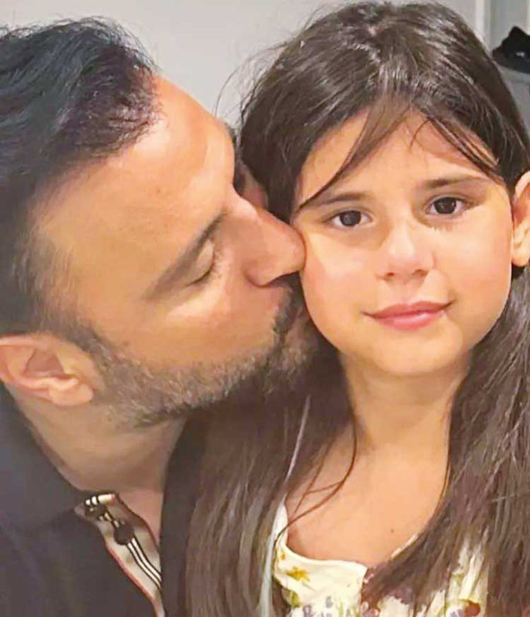 Gerçek sevgilisi yanında oturuyor