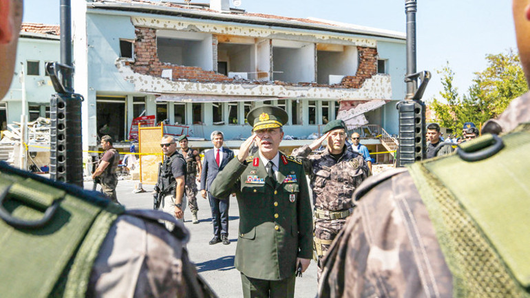 Dönemin Genelkurmay Başkanı Org. Akar alnına silah dayandığı ihanet gecesinin en çarpıcı anını anlattı: ‘Sık ulan şerefsiz’