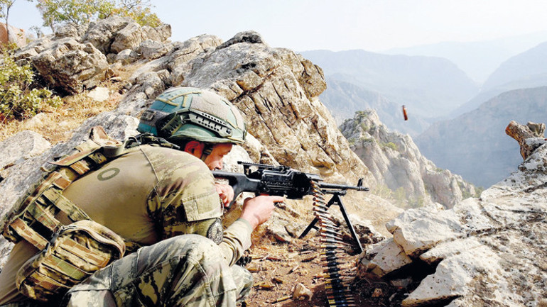Dönemin Genelkurmay Başkanı Org. Akar alnına silah dayandığı ihanet gecesinin en çarpıcı anını anlattı: ‘Sık ulan şerefsiz’