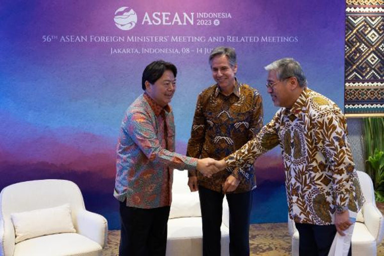 Dışişleri bakanlarının geleneksel Endonezya gömleklerine büründü, ortaya renkli görüntüler çıktı