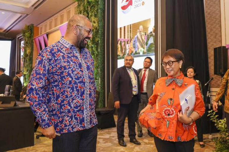 Dışişleri bakanlarının geleneksel Endonezya gömleklerine büründü, ortaya renkli görüntüler çıktı