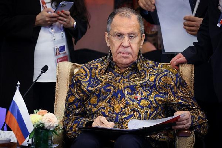 Dışişleri bakanlarının geleneksel Endonezya gömleklerine büründü, ortaya renkli görüntüler çıktı