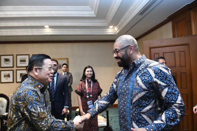 Dışişleri bakanlarının geleneksel Endonezya gömleklerine büründü, ortaya renkli görüntüler çıktı