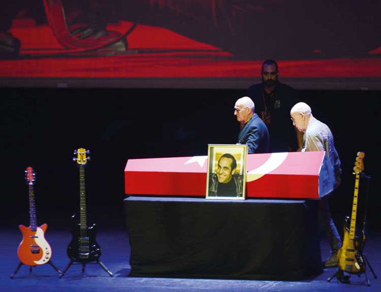 Yorulmuş bir erkek tarafı var gibi