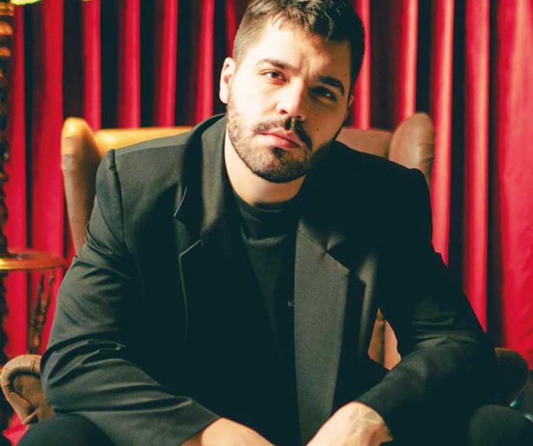 Yorulmuş bir erkek tarafı var gibi