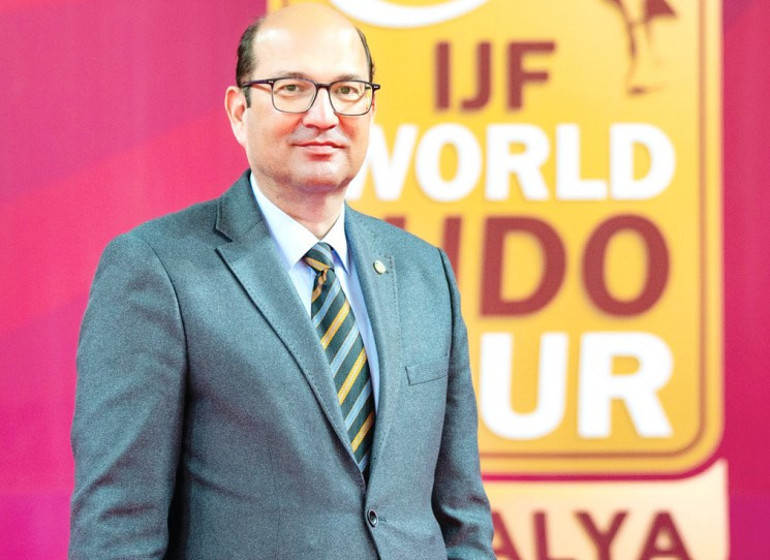 Gecenin geliri deprem bölgesindeki gençlere