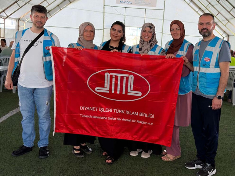 DİTİB gönüllüsü gençler, depremzede çocuklara moral oldu