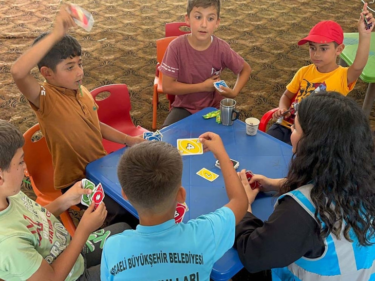DİTİB gönüllüsü gençler, depremzede çocuklara moral oldu