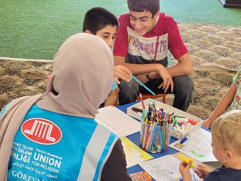 DİTİB gönüllüsü gençler, depremzede çocuklara moral oldu