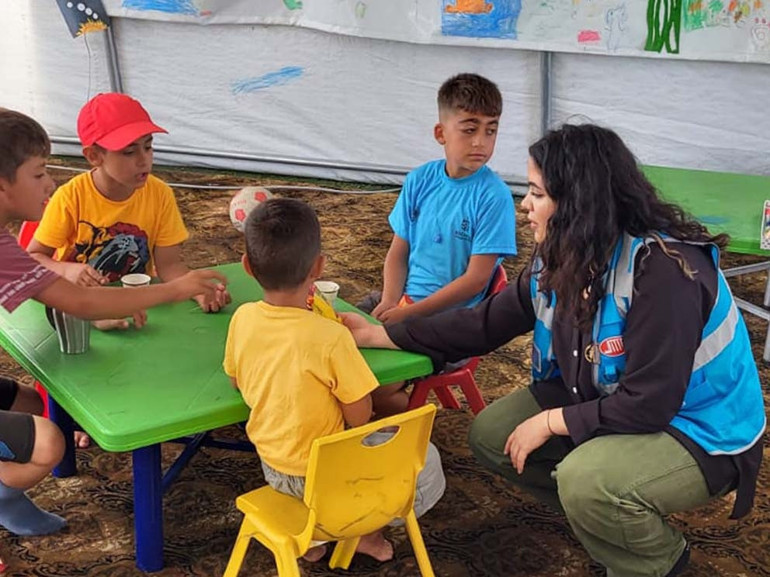 DİTİB gönüllüsü gençler, depremzede çocuklara moral oldu