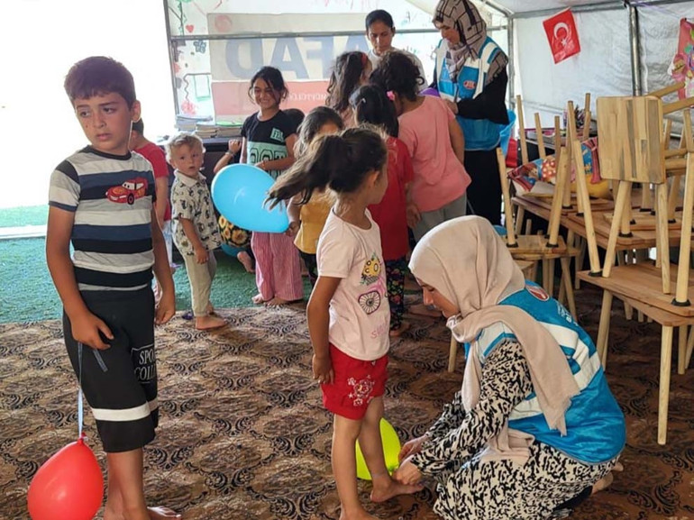 DİTİB gönüllüsü gençler, depremzede çocuklara moral oldu