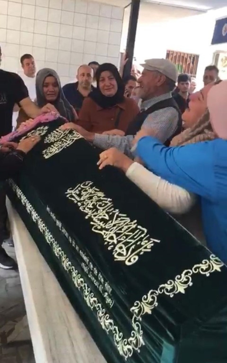 19 yaşındaki Rojin, mide küçültme ameliyatı sonrası hayatını kaybetti