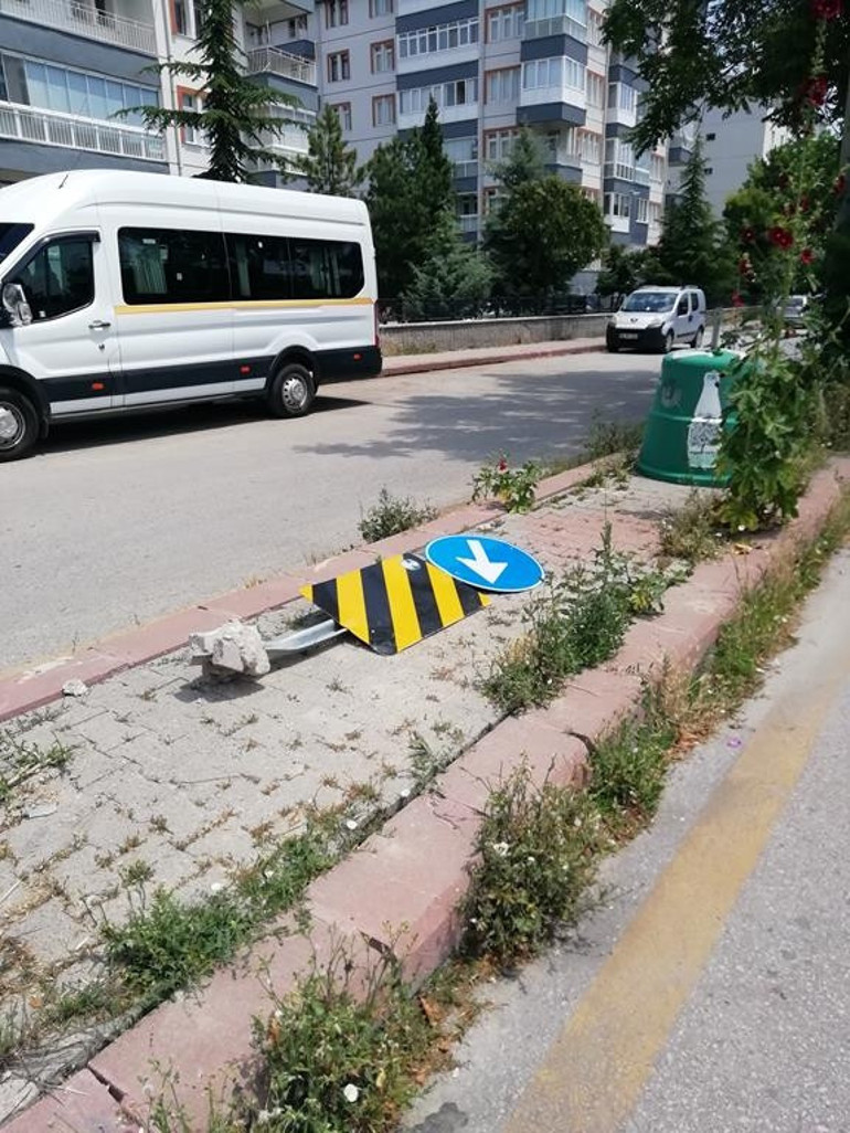 Kaderlerine terk edilmiş  trafik levhaları