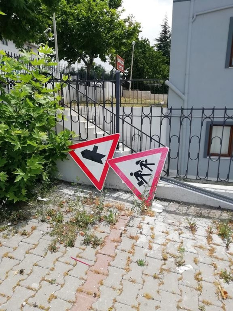 Kaderlerine terk edilmiş  trafik levhaları