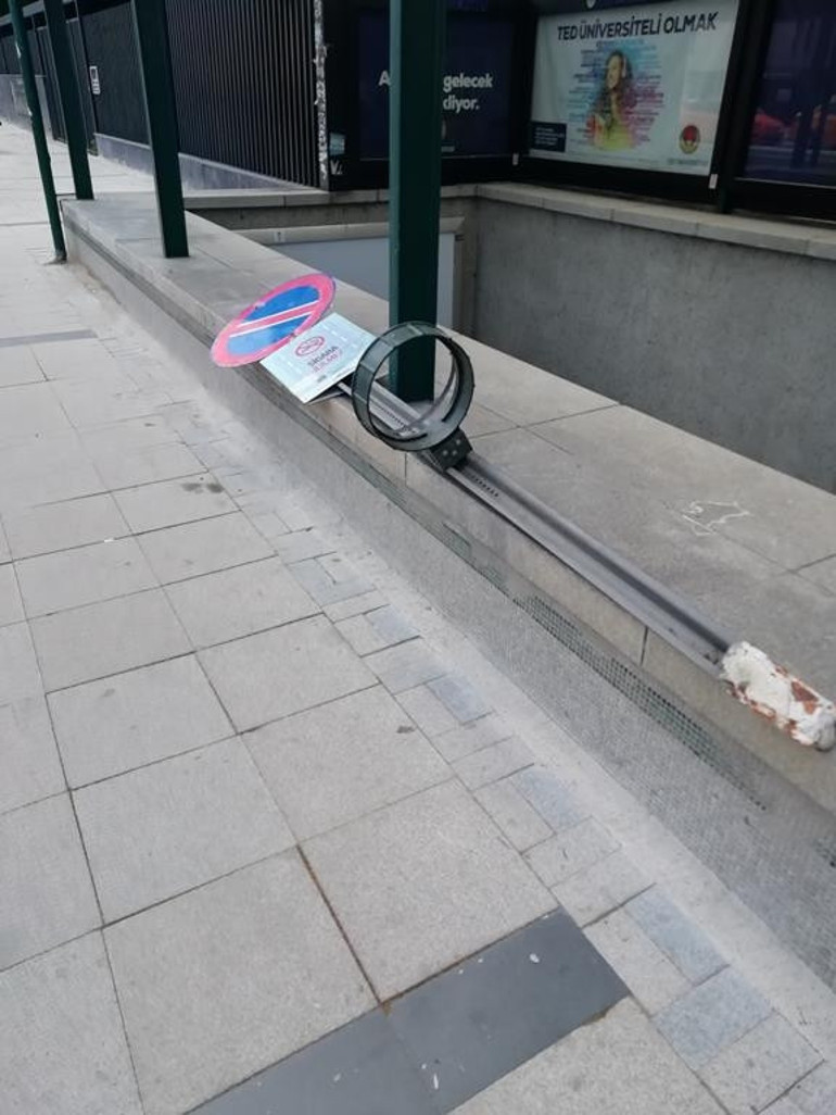 Kaderlerine terk edilmiş  trafik levhaları