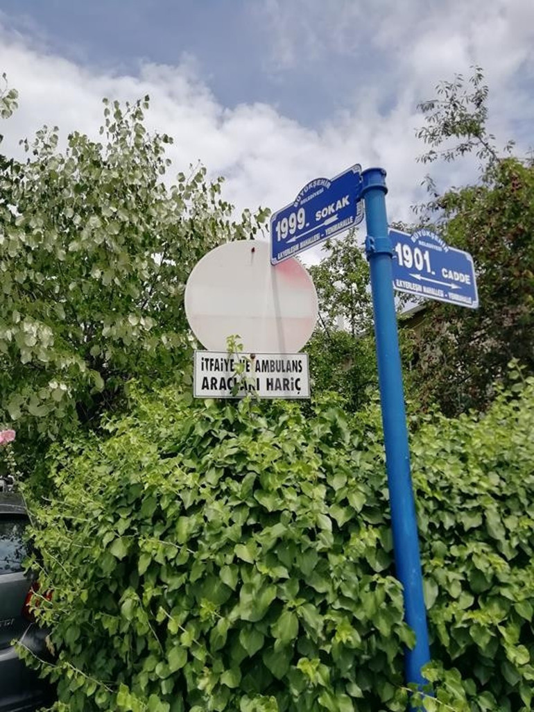 Kaderlerine terk edilmiş  trafik levhaları