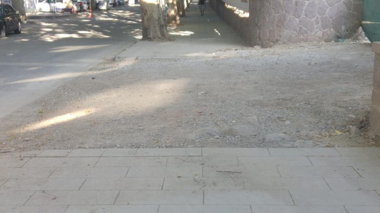 Kaderlerine terk edilmiş  trafik levhaları