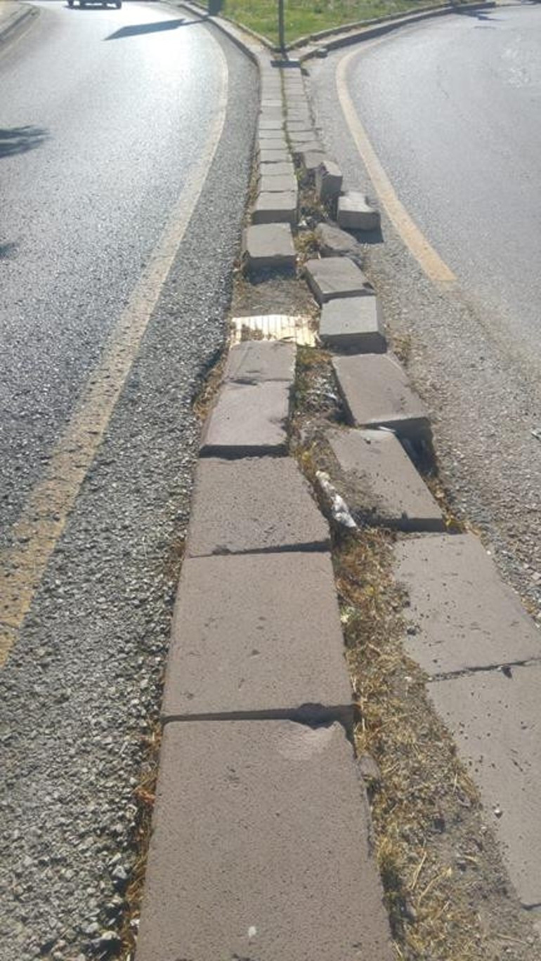 Kaderlerine terk edilmiş  trafik levhaları