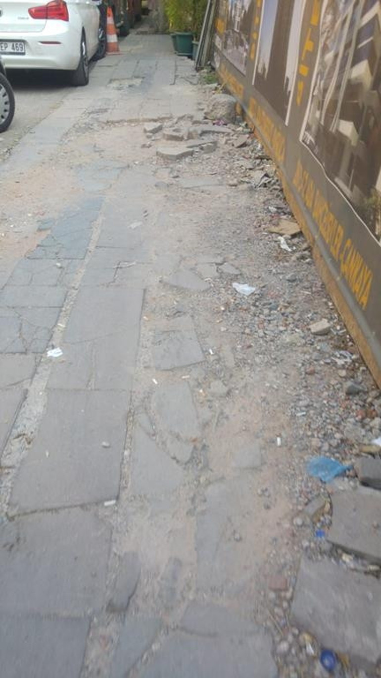 Kaderlerine terk edilmiş  trafik levhaları