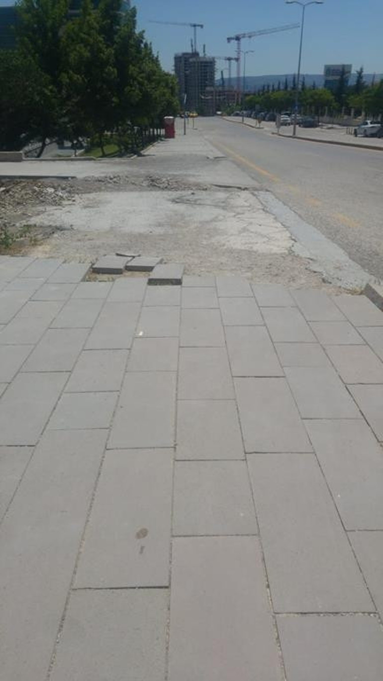 Kaderlerine terk edilmiş  trafik levhaları