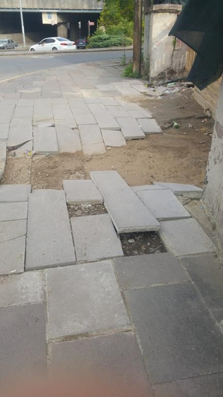 Kaderlerine terk edilmiş  trafik levhaları