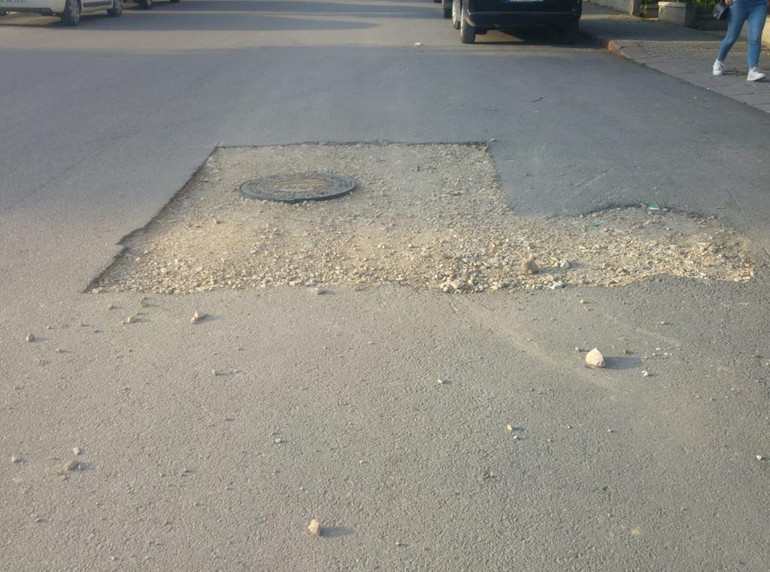 Kaderlerine terk edilmiş  trafik levhaları
