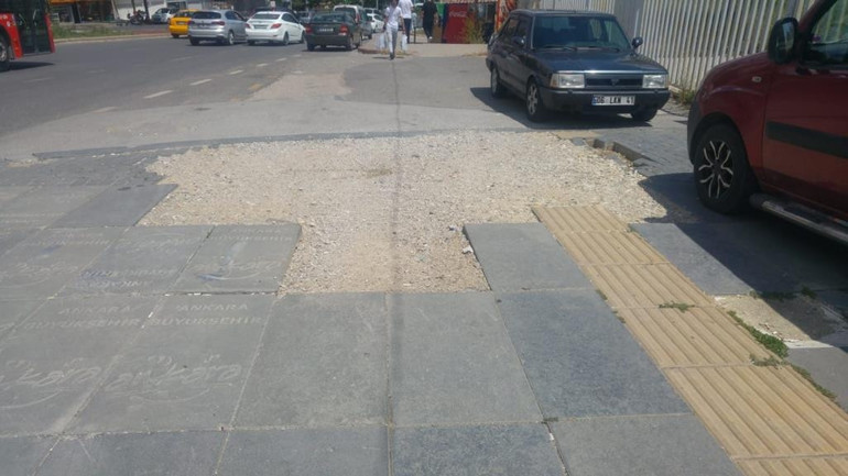 Kaderlerine terk edilmiş  trafik levhaları