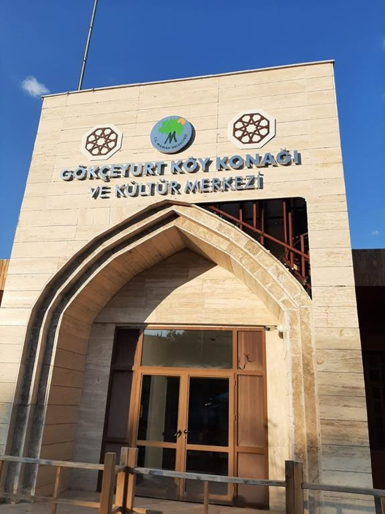 Kaderlerine terk edilmiş  trafik levhaları