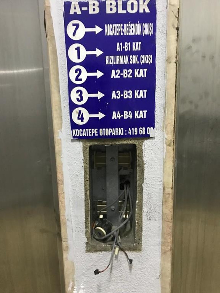 Kaderlerine terk edilmiş  trafik levhaları
