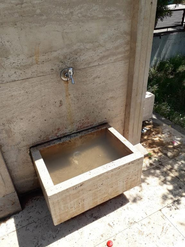 Kaderlerine terk edilmiş  trafik levhaları